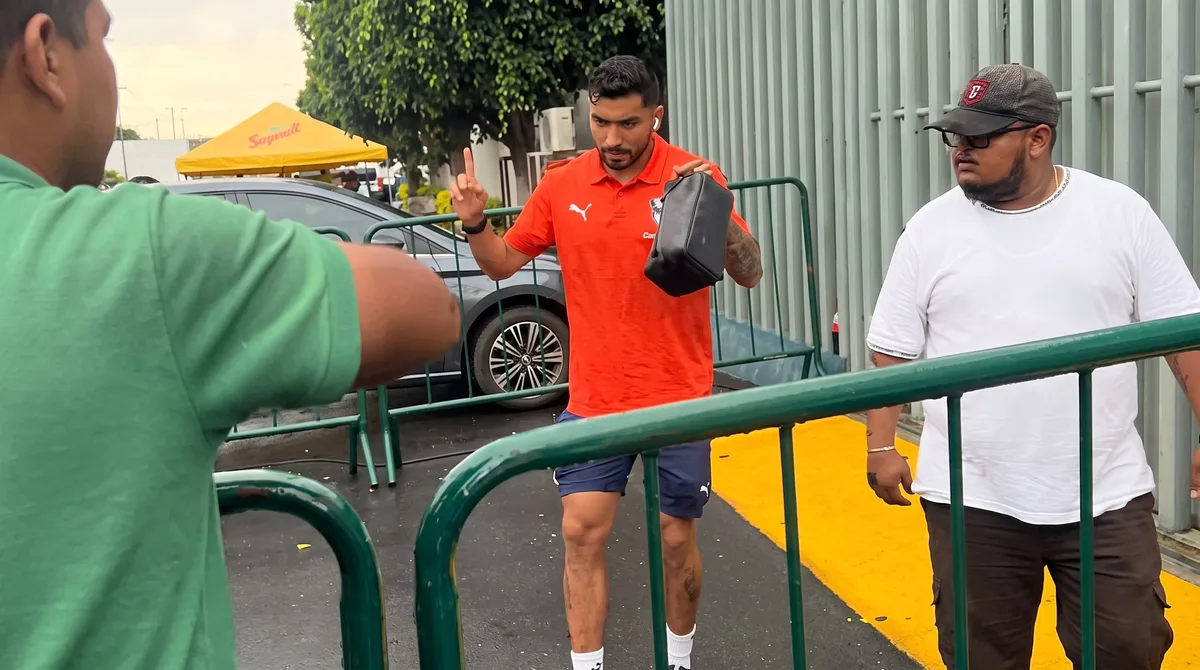 Orbelín Pineda protagoniza momento emotivo al bailar con un aficionado de León