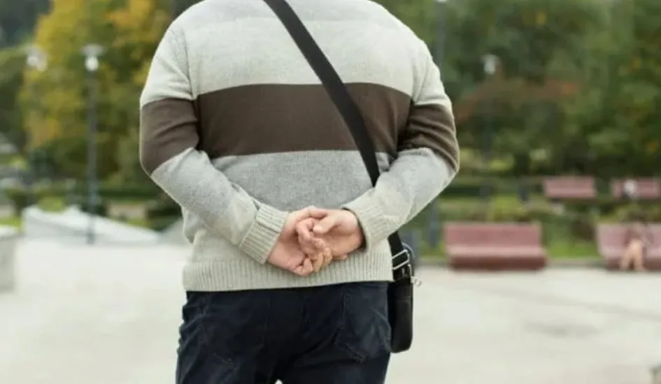 Qué significa caminar con las manos atrás de la espalda, según la psicología