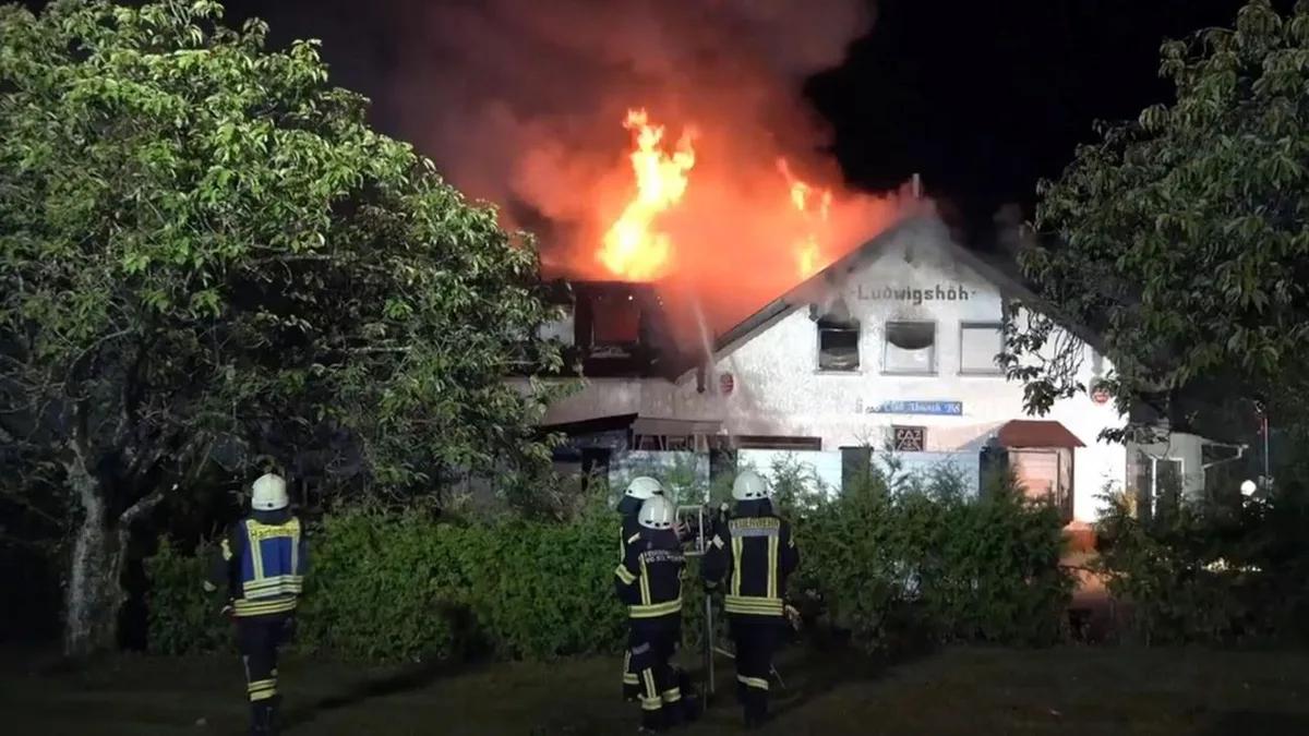 Brand am Abend: Feuer in Club: Gebäude steht in Vollbrand