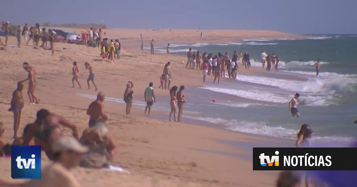 Entre praia e universidade, estudantes tentam aproveitar os últimos dias de verão prolongado