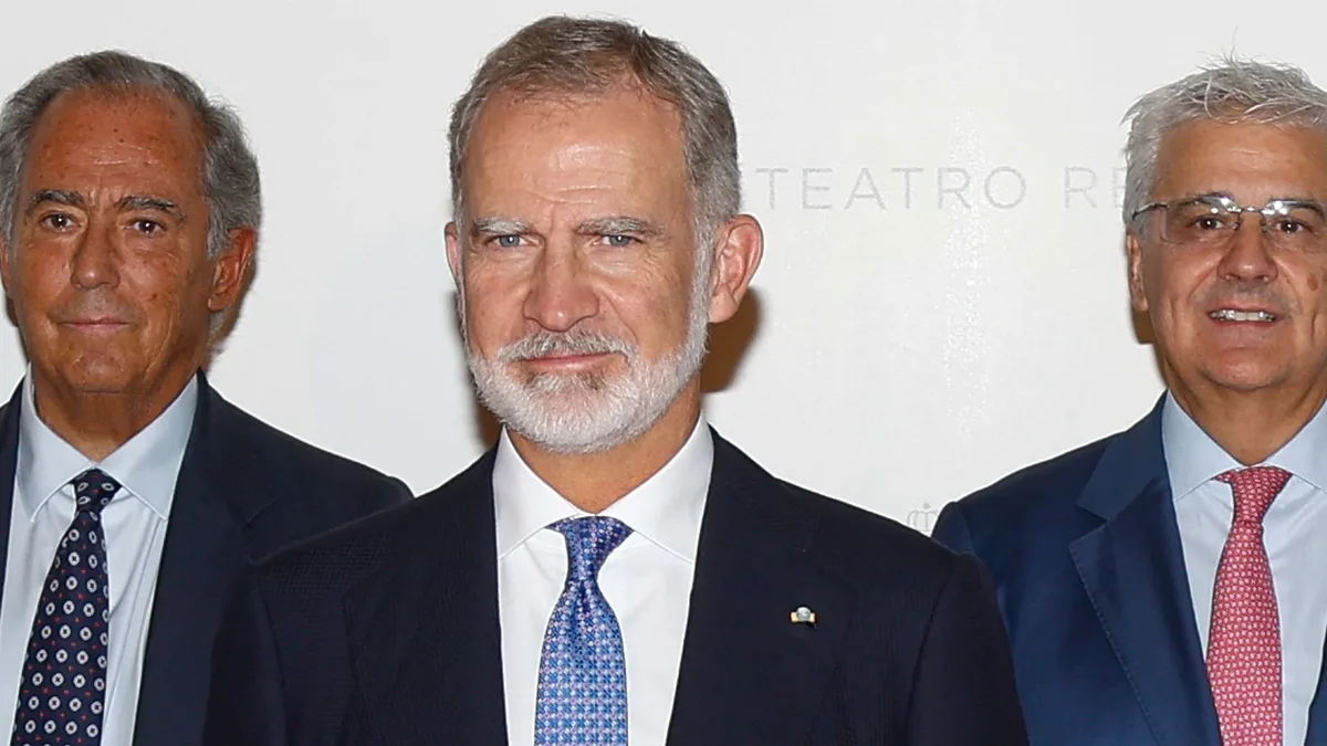 El rey Felipe, sin la reina Letizia, inaugura la temporada en el Teatro Real rodeado de personalidades: todos los detalles y las imágenes
