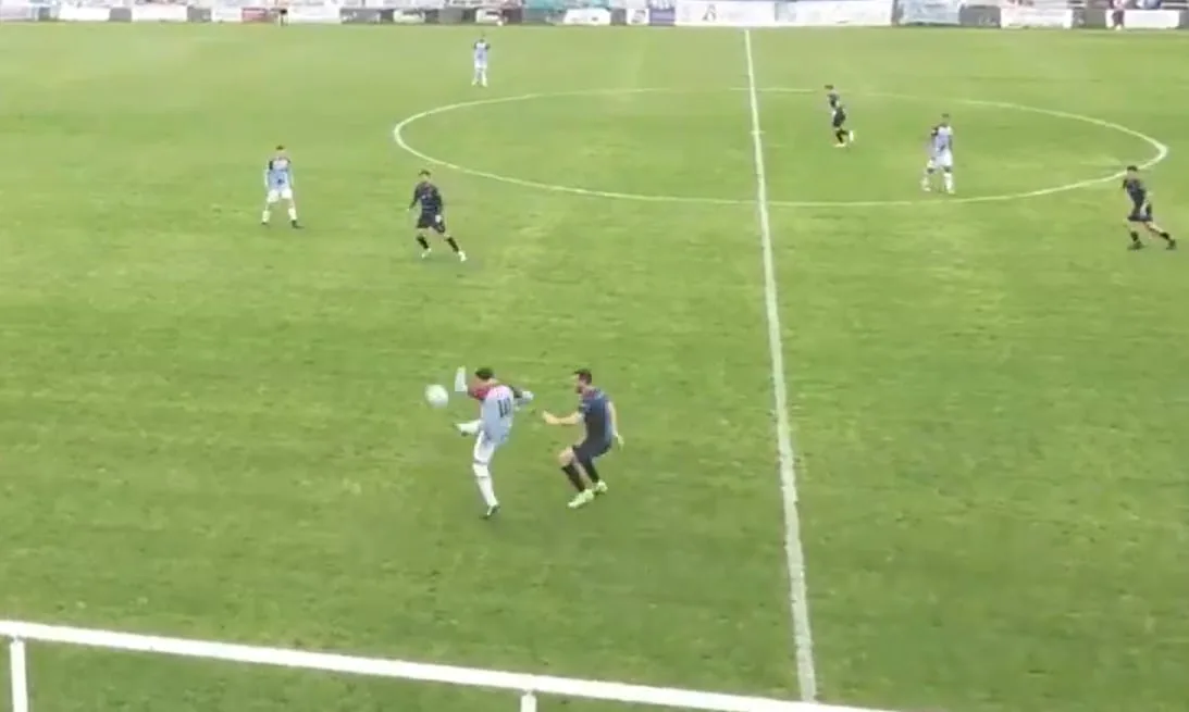 El insólito gol en contra de un jugador desde mitad de cancha que dejó a su equipo al borde del descenso a la Primera C