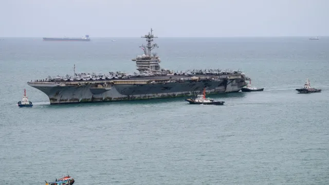 Porta-aviões USS Lincoln regressa à base em San Diego após missão