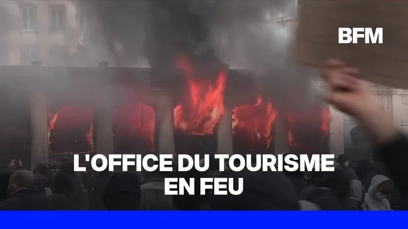 Mobilisations du 17 octobre: l'office de tourisme de la place Bellecour pillé et incendié à Lyon