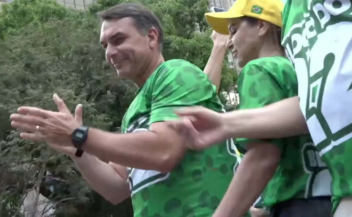 “Vocês verão Jair Bolsonaro colocar a faixa no filho”, diz Flávio