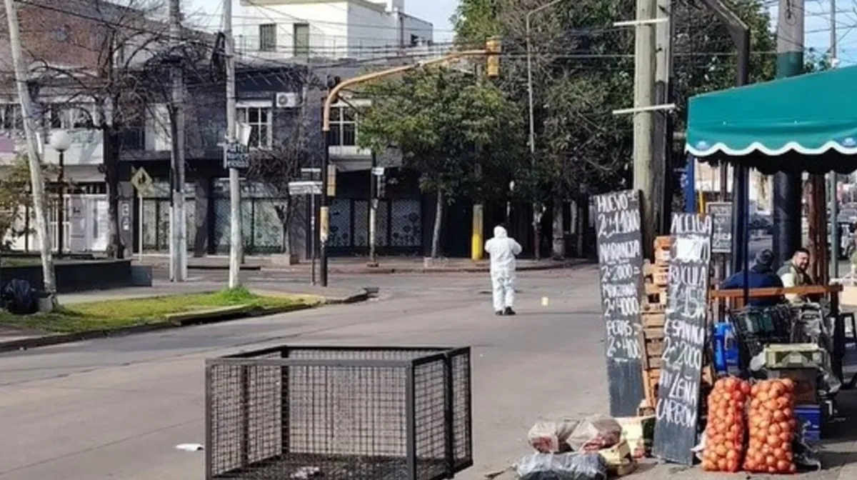 Feroz tiroteo en Ituzaingó: un policía intervino en un robo y se enfrentó a cuatro motochorros frente a un jardín de infantes