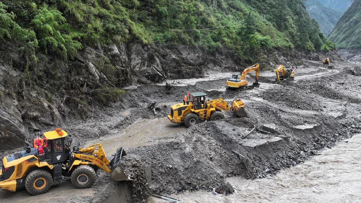 Xi chairs CPC leadership meeting on Gyirong mudslide rescue efforts