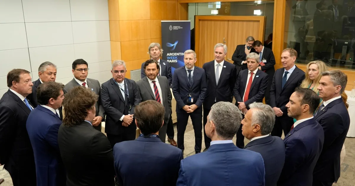 Diez gobernadores coinciden con Santilli en un foro sobre obras, mientras en el Gobierno hay dudas sobre la conveniencia de acuerdos