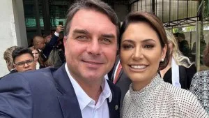 Após semanas de tensão, Flávio e Michelle Bolsonaro gravam vídeo de campanha juntos