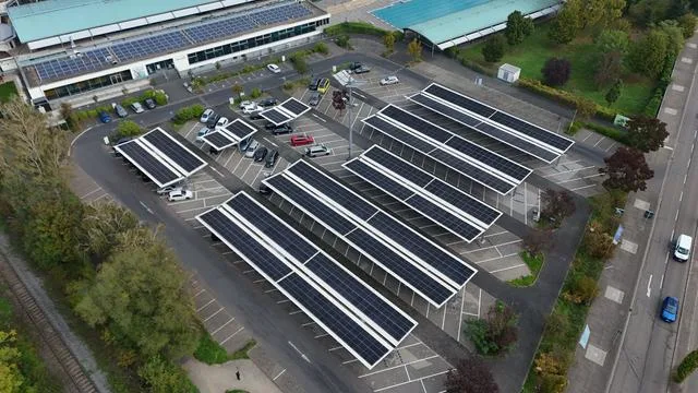 Flächen doppelt nutzen: Trockener Parkplatz und Sonnenenergie – ein Trend?