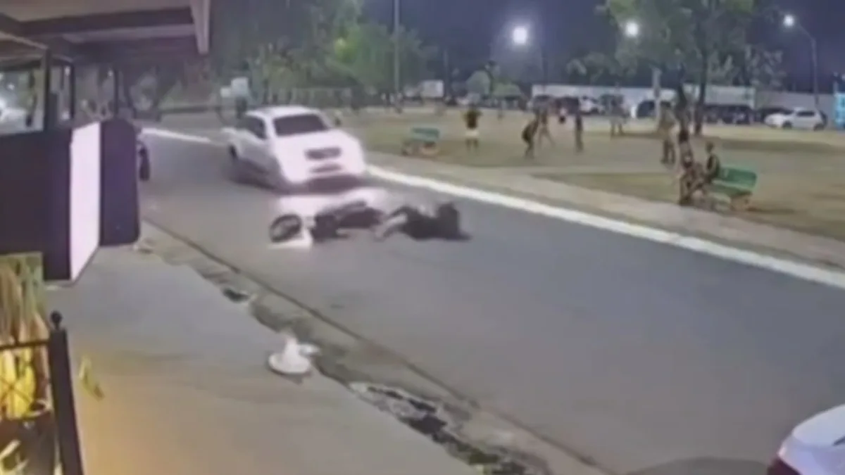 VÍDEO: Motociclista escapa por pouco de ser atropelado após bola atingir roda de moto no Pará