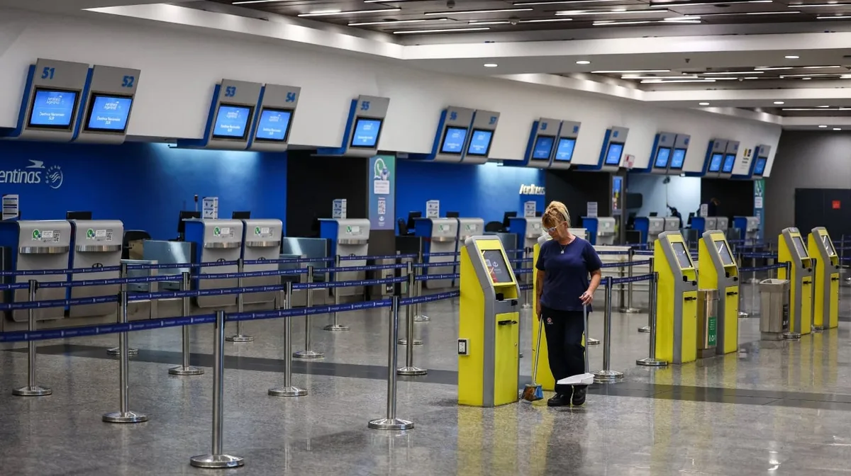 Desalojaron a los pasajeros de Aeroparque y la policía activó un operativo por un paquete sospechoso
