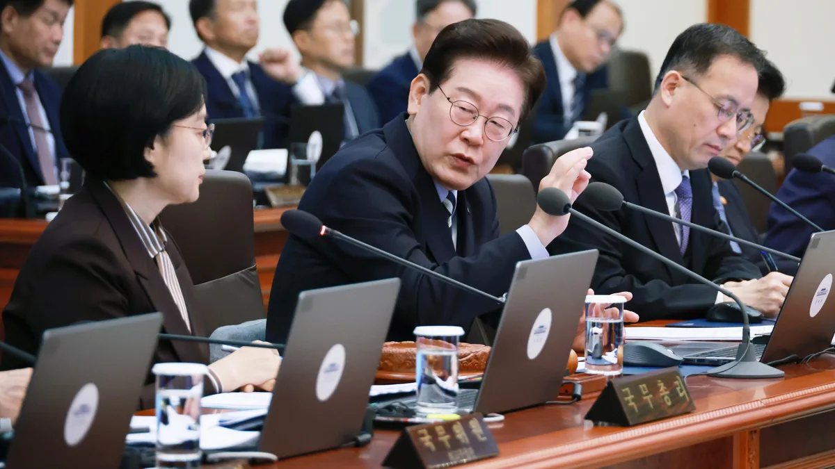 장관 질책까지 생중계, 李는 “국민과 직거래”라는데…