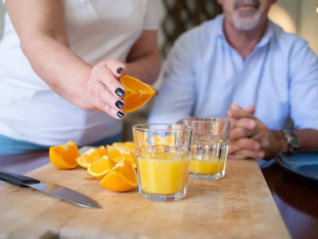 Los nutriólogos coinciden: "Tomar jugo de naranja por las mañanas no es tan saludable como piensas"