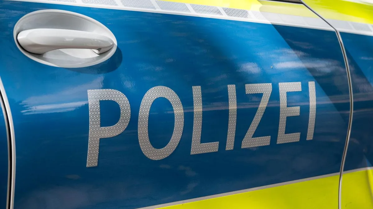 Auf E-Scooter unterwegs: Mann stürzt auf Flucht vor Polizei von Mauer