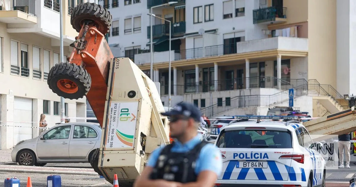"Moradores dão conta de que a grua balançava bastante". Câmara de Sintra chamou a ACT ao local onde morreram dois trabalhadores