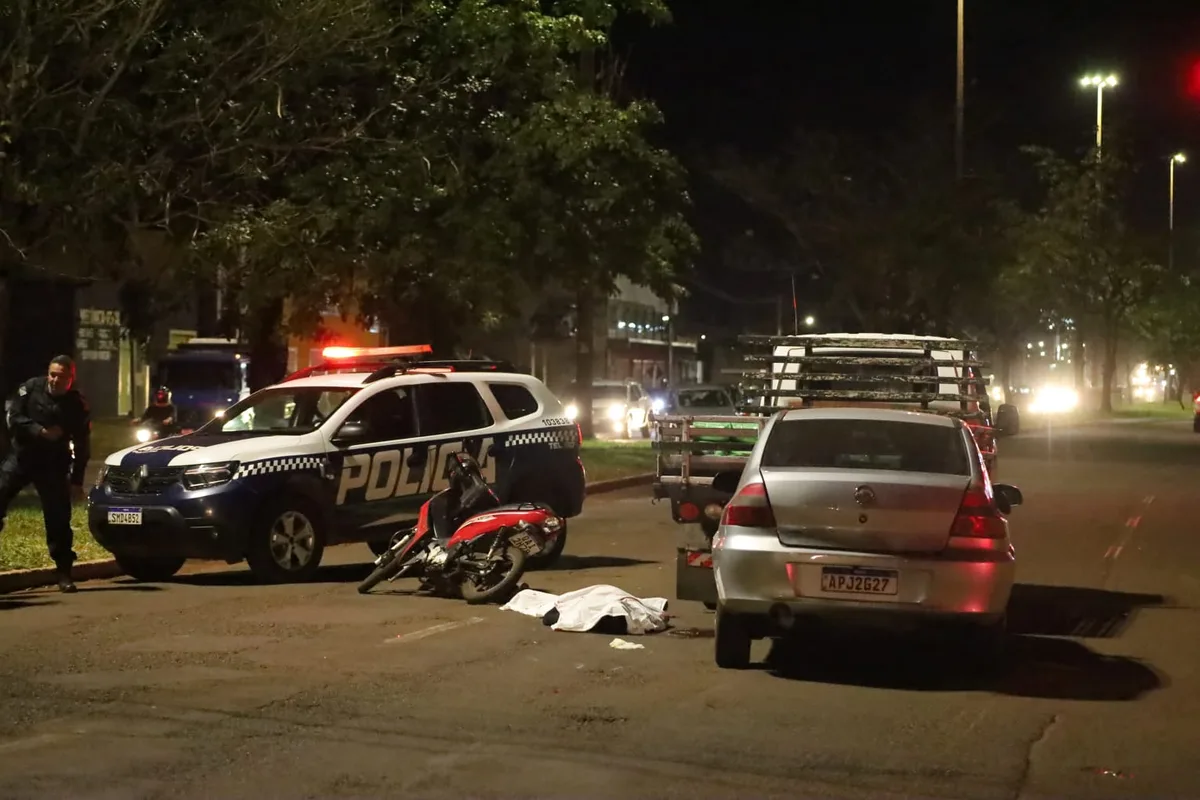Motociclista morre após ser prensada entre carro e caminhão em semáforo