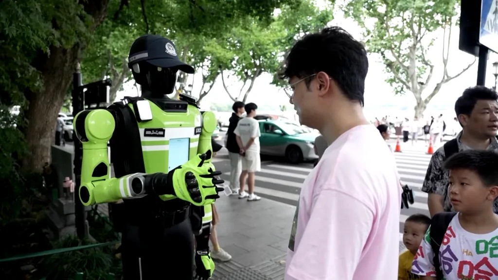 China lleva años enseñando robots espectaculares. En Hangzhou ya los ha puesto a controlar el tráfico