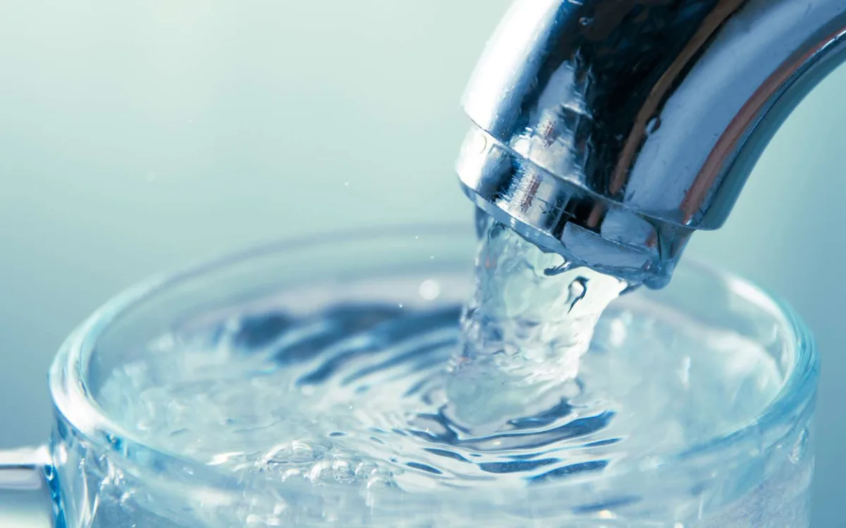 Microplastiques dans l'eau du robinet : voici le geste simple qui en piégerait la majorité