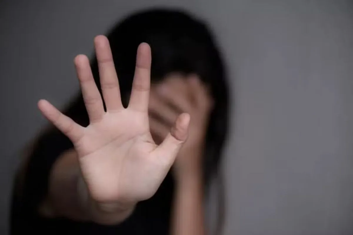 Polícia Civil prende companheiro da avó e tio suspeitos de estupro de adolescente de 12 anos no Rio