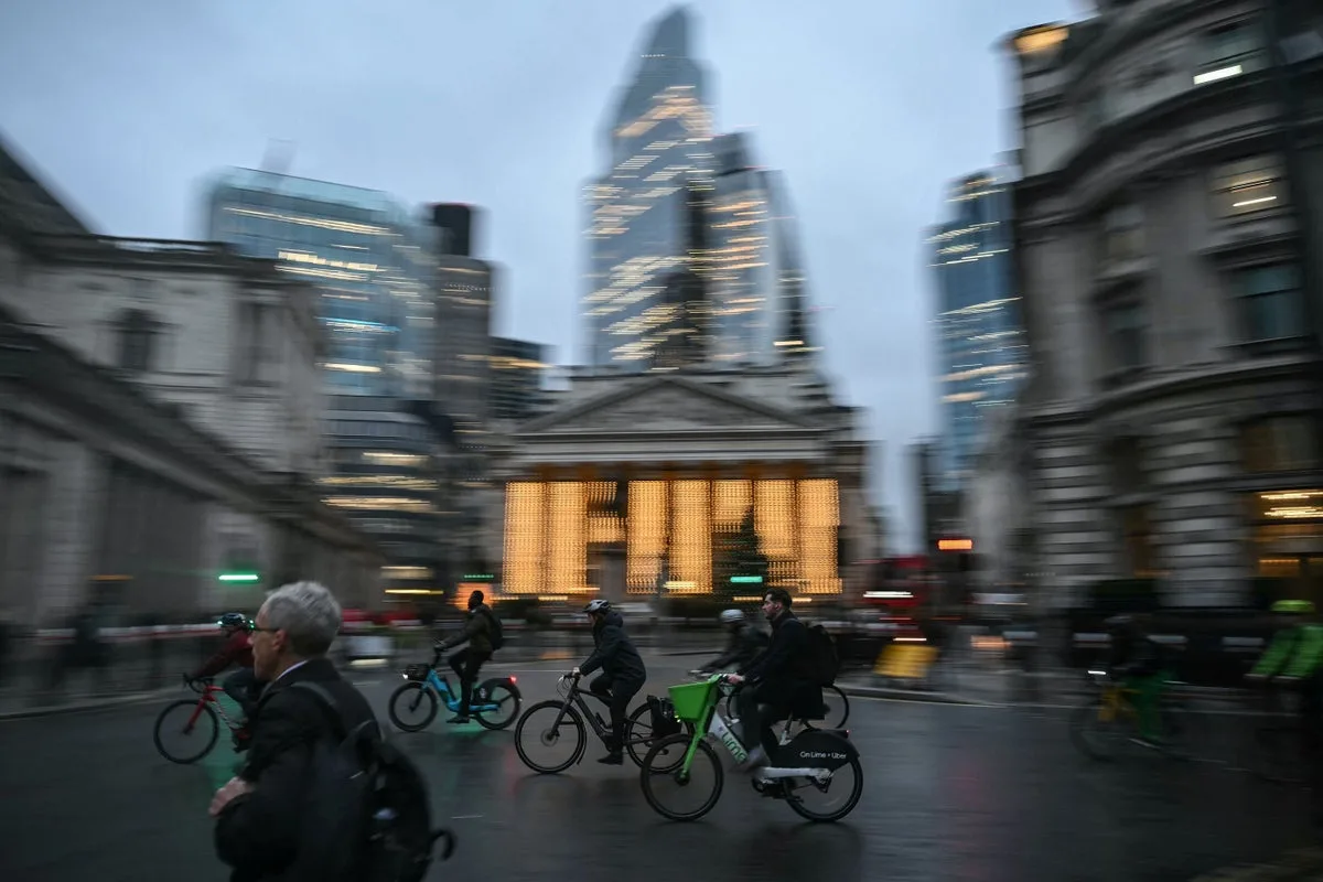 London police introduce new punishment for cyclists who run red lights