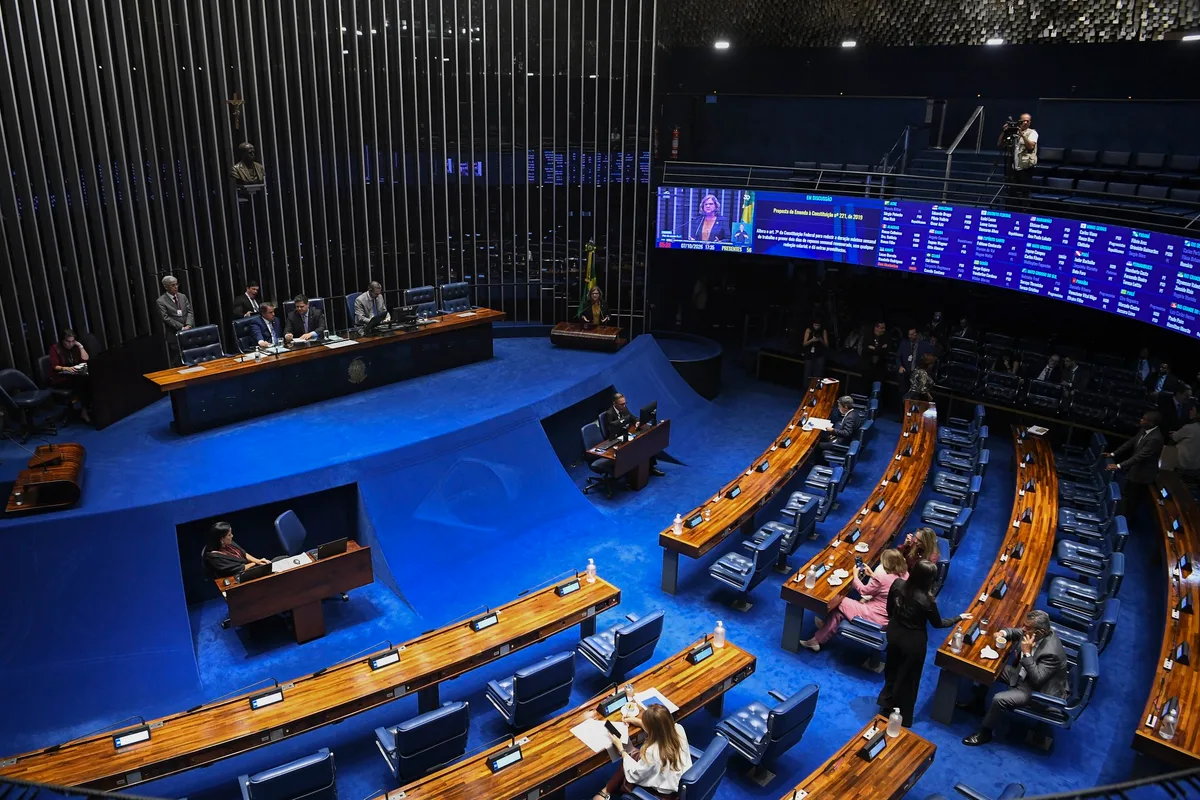 Senadores debatem fim da escala 6x1
