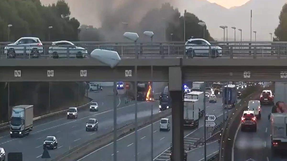 El incendio de un camión de productos congelados obliga a cortar la AP-7 y provoca hasta 13 kilómetros de retenciones