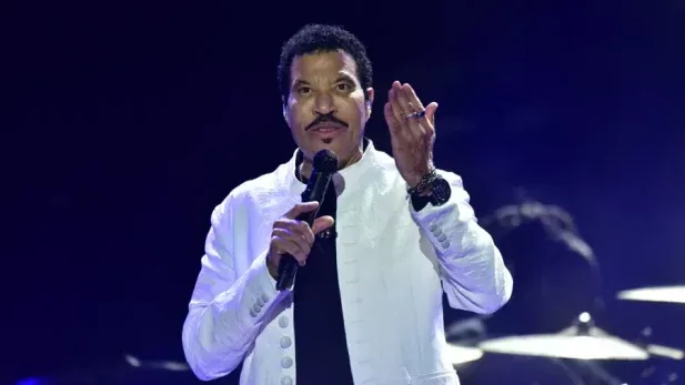 Fonte atualiza estado de saúde de Lionel Richie após internação na UTI Fonte atualiza estado de saúde de Lionel Richie após internação na UTI