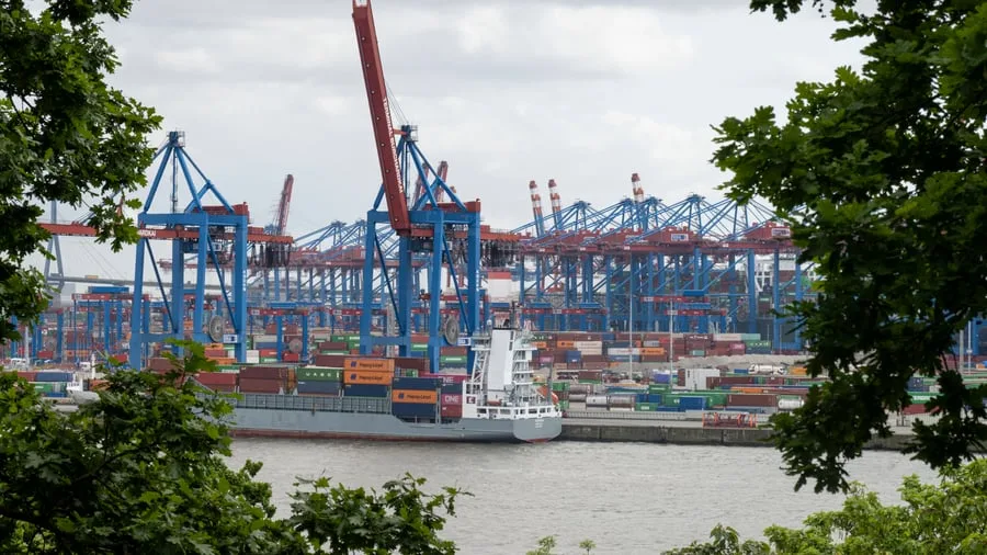 Handel mit China: Deutsches Handelsdefizit mit China steigt erstmals über 100 Milliarden Euro