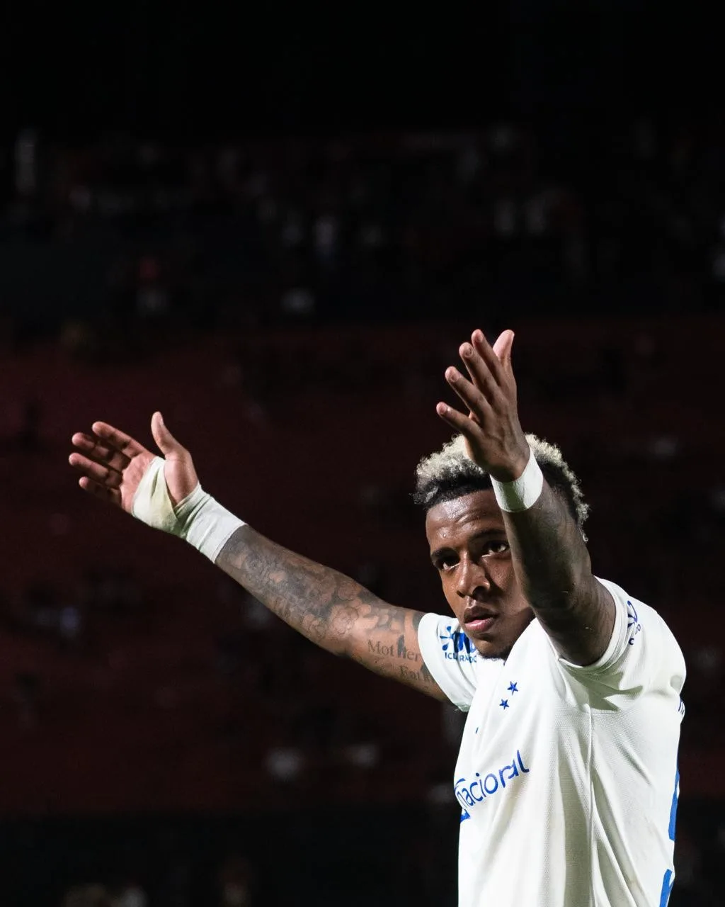 Arroyo celebra domingo decisivo pelo Cruzeiro e volta à seleção do Equador