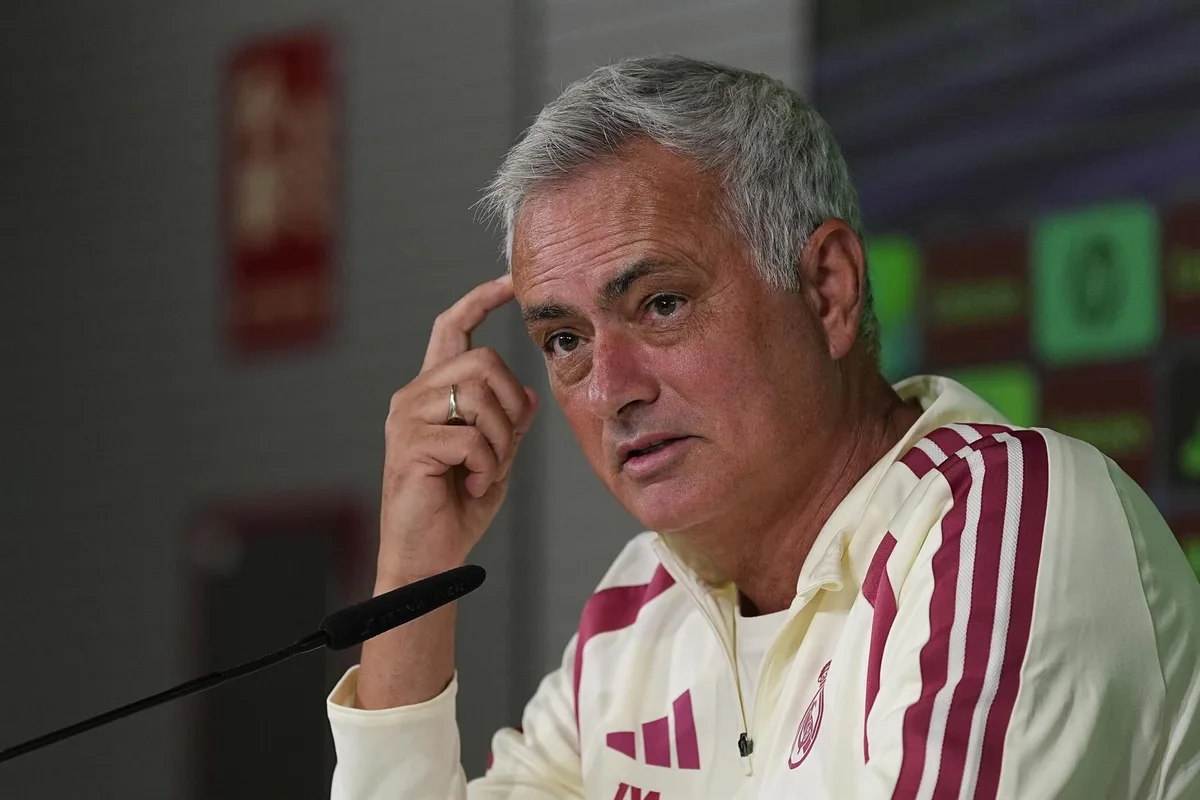 Mourinho: "El Balón de Oro no es ni del PSG ni de la selección española, está aquí"