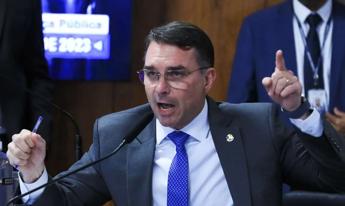 Ação popular contesta título de Cidadão Soteropolitano a Flávio Bolsonaro