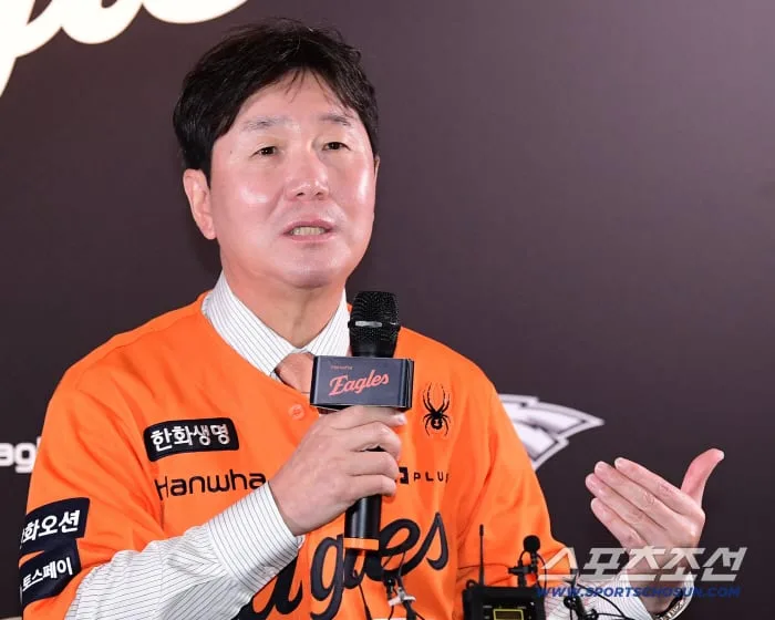 '충격' 1위→9위 붕괴, 국대 사령탑의 추락 분석…"혼란 있었다" 교통 정리부터 시작한다
