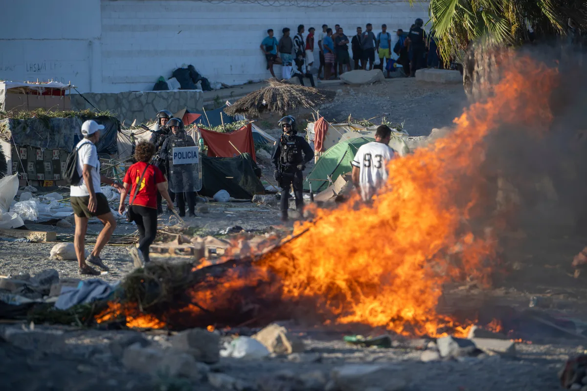Última hora de la entrada de inmigrantes a Ceuta, en directo | Marlaska y Albares acuden al Congreso tras una noche de incidentes en Ceuta