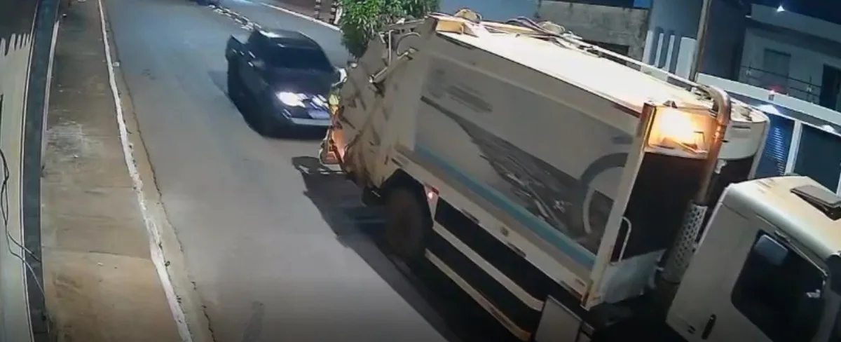 VÍDEO: Gari pula de caminhão de lixo e escapa de ser atingido por caminhonete no Pará