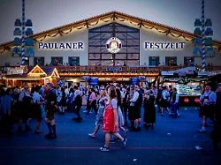 Ausschreibung bleibt lokal: Gericht erklärt Vergabe der Wiesn-Zelte für rechtmäßig