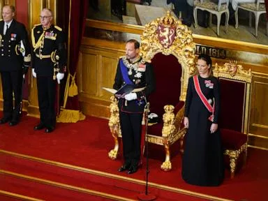 King Haakon VIII pledges an oath of allegiance to Norway's constitution as his father lies in state