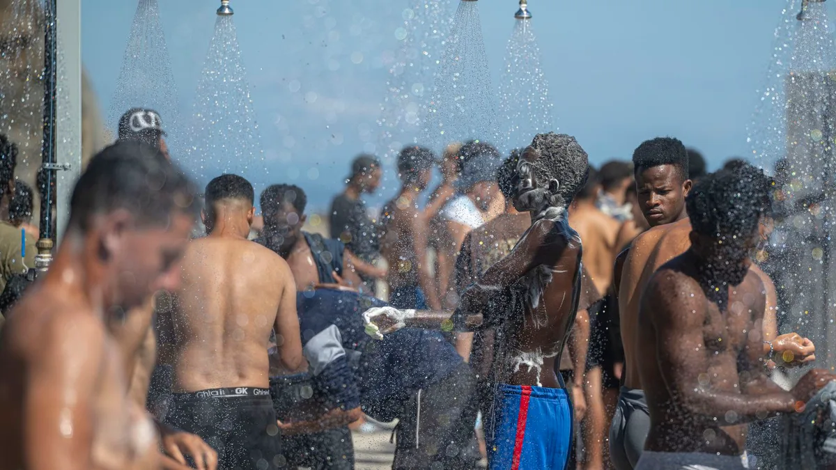Mónica García tacha de "injustificada" la petición de Feijóo de confinar a los migrantes de Ceuta ante el "el riesgo sanitario"