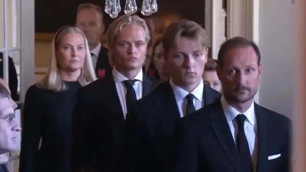 Mette-Marit y su primera aparición como reina de Noruega, del brazo de la reina Sonia como una hija más en su peor momento