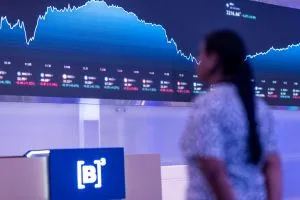 Ibovespa sobe quase 1%, a 206 mil pontos, com Petrobras e cenário eleitoral no radar
