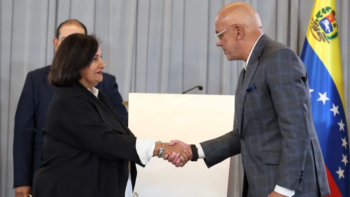 Entre aplausos y abucheos fue recibido comunicado de la mesa
