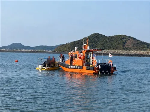 안산 누에섬 인근서 추진기 고장 모터보트 표류…해경, 2명 구조