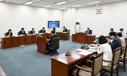 부산시 조직개편·정무직 견제강화 조례안 보류…절충안 나올까