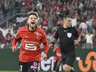 VIDÉO. Stade Rennais - PSG : le magnifique but de Szymanski pour lancer les Rouge et Noir cette saison