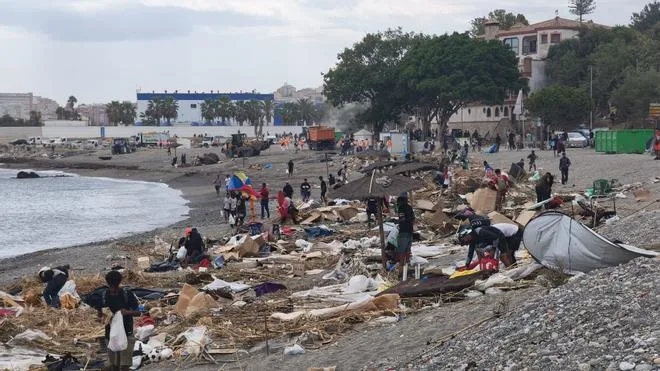 El Gobierno trata de levantar el asentamiento de la playa de Ceuta con un realojo en espacios de acogida pero algunos regresan