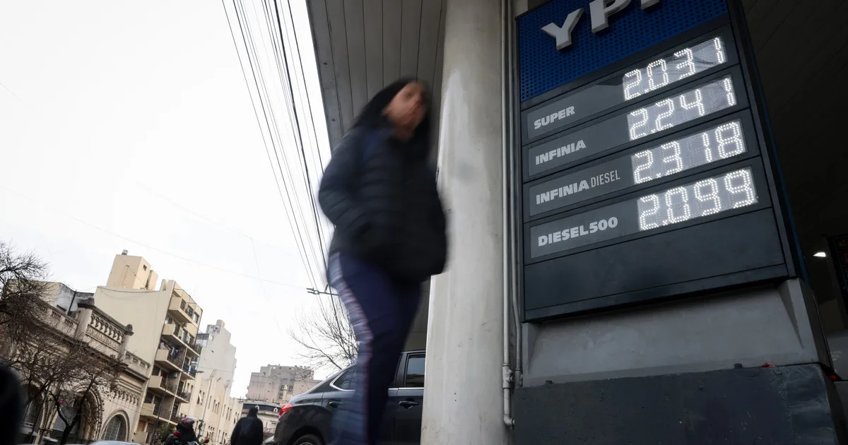 El Gobierno volvió a postergar la suba de impuestos a los combustibles para contener los precios