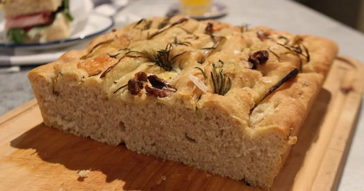 Focaccia con peras y queso azul: el secreto para que quede bien aireada
