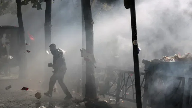 Incêndio no Ministério da Educação da Albânia em protesto de estudantes