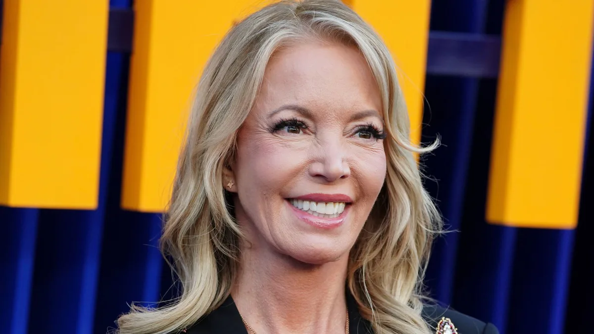 Lakers governer Buss contesting siblings' plans to sell ownership stake