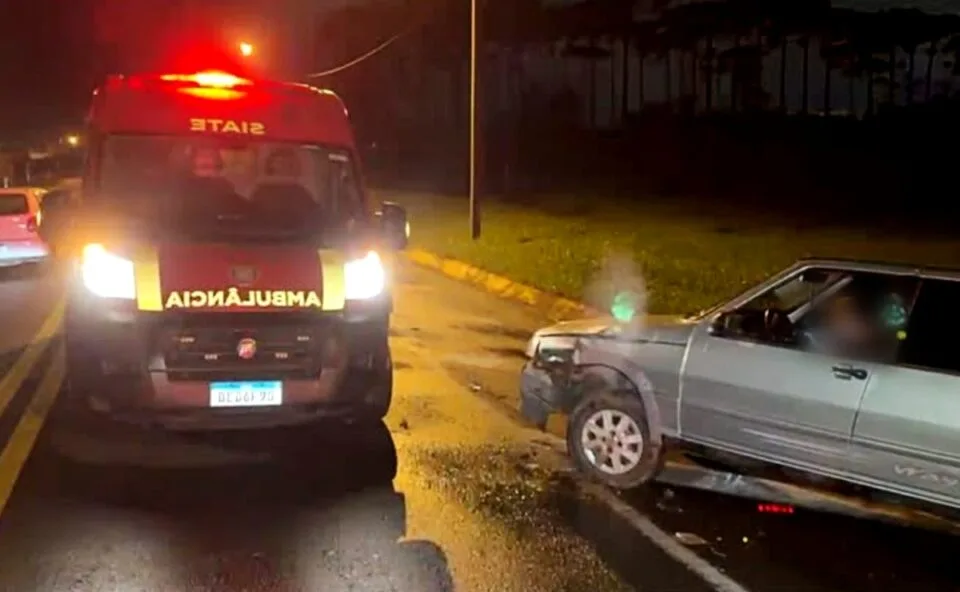 Motorista com sinais de embriaguez invade área sinalizada e bate carro contra ambulância dos Bombeiros na Estrada da Ribeira